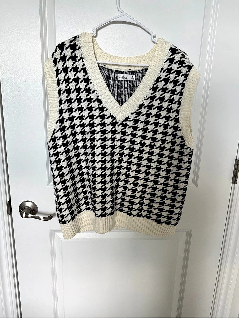 Hollister Houndstooth V-Neck Sweater Vest in Black & Cream Size Medium